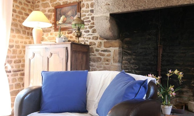Saint-Loup Cottage | Gite Saint-Loup: Family-Friendly Retreat with Kitchen & Spa