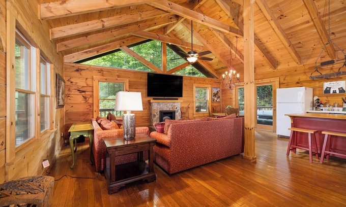 Unicoi County Apartment | Inviting Cabin Retreat Near the Nolichucky River