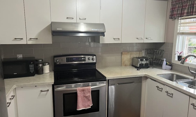 Central Erin Mills House | Ideal Family Retreat in Central Mississauga