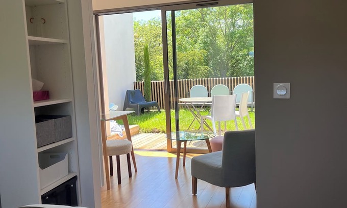 Grezieu-la-Varenne Apartment | Serene Ocean View Studio with Breakfast & Family Amenities