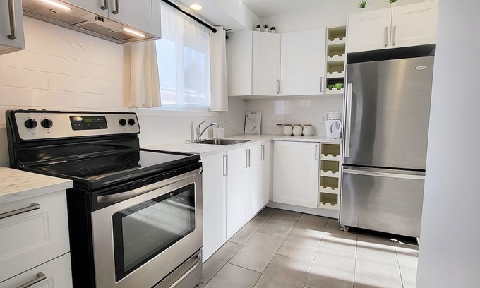 Cambridge House | Inviting Getaway: Modern Sanctuary in Southwood with Kitchen