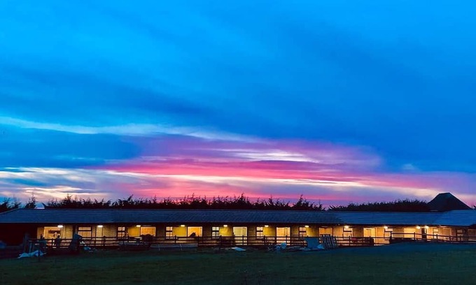 Offham Apartment | Idyllic Country Retreat with Pony Rides on South Downs Way