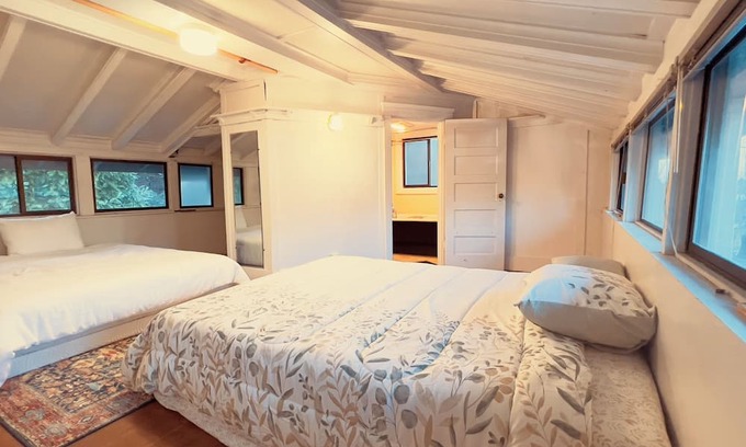 Seattle Metro Area Cottage | Tranquil Lake Washington Cottage Near Downtown Columbia City