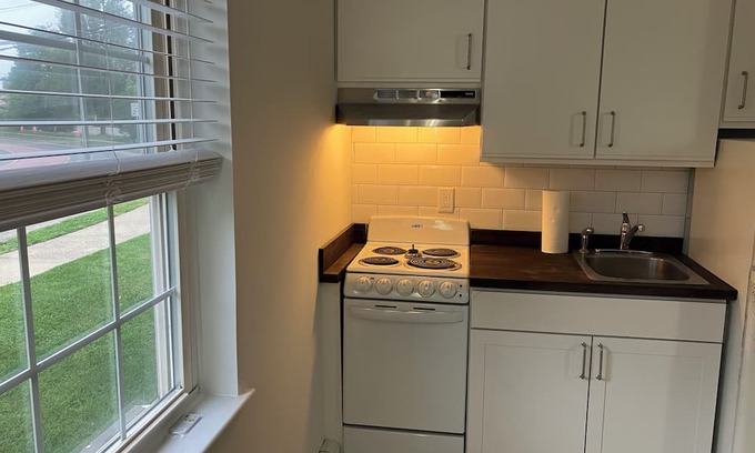 Stamford Apartment | Bright and Inviting 1BD Apartment Near Train Station