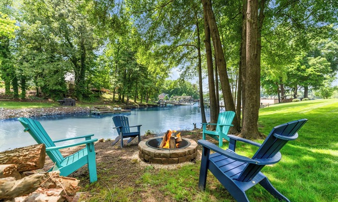 Troutman House | Lakeside Surprise: Waterfront Retreat with Private Dock