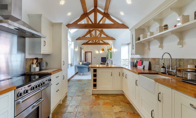 Grantham Cottage | Spacious 2-Bedroom Retreat in Scenic Gonerby Grange