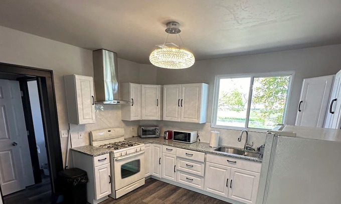 Roseville House | Modern Oasis: Spacious 6-Bedroom