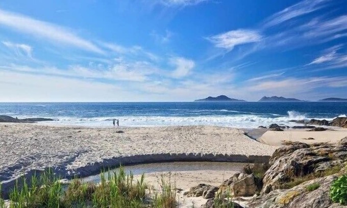 Saians House | Beachfront House with Pool and Ocean Views in Vigo Estuary