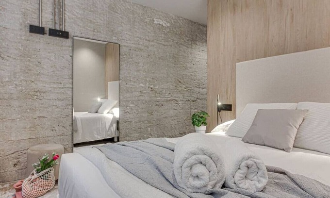 La Coruna Apartment | Stylish Metropolitan Boutique Penthouse with Great Amenities