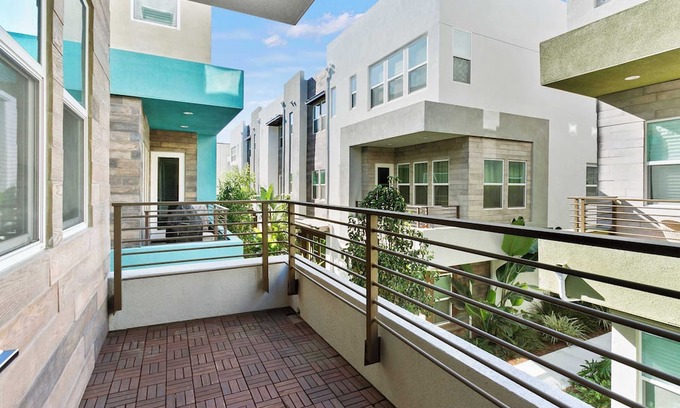 Platinum Triangle House | Modern 3B/2.5BA Retreat near Disney - Pet-Friendly Escape