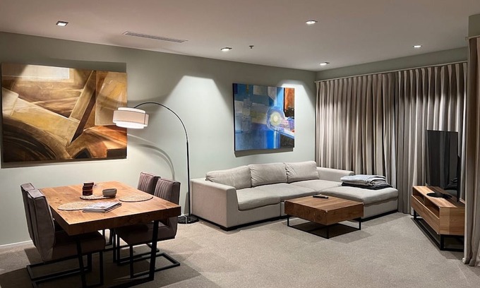 Takapuna Apartment | Tranquil Getaway: Seaside Retreat in Takapuna Beach