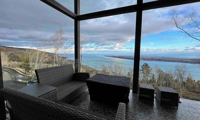 Les Eboulements Ski Chalet | Contemporary Villa Vivaldi Cottage with Spa & River Views