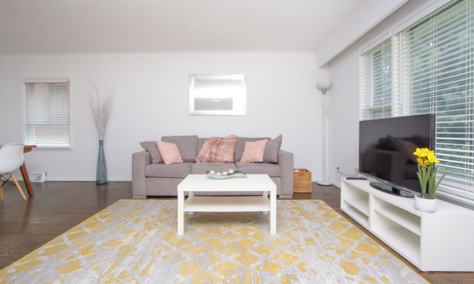 Willowdale House | Perfect Family Retreat: 3 Bedroom Home with Free Parking