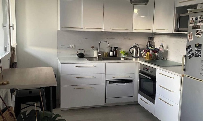 Villette Gare Apartment | Charming Terrace Retreat for Families and Pets in Lyon