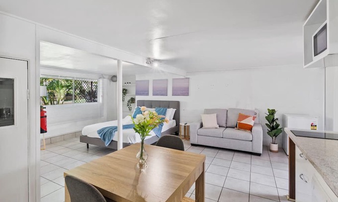 Mount Gravatt East Apartment | Inviting Studio Unit with Private Backyard & Family Amenities