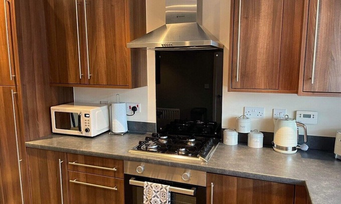 Ewloe House | Hawarden: Corporate-Friendly Semi-Detached Getaway