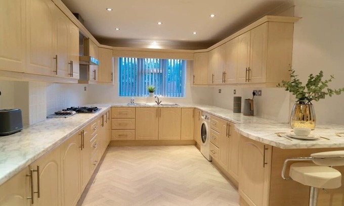 Solihull House | Spacious Solihull Home near NEC and Birmingham Airport