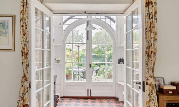 Icklesham House | Explore Periteau House - Family & Pet-Friendly Retreat