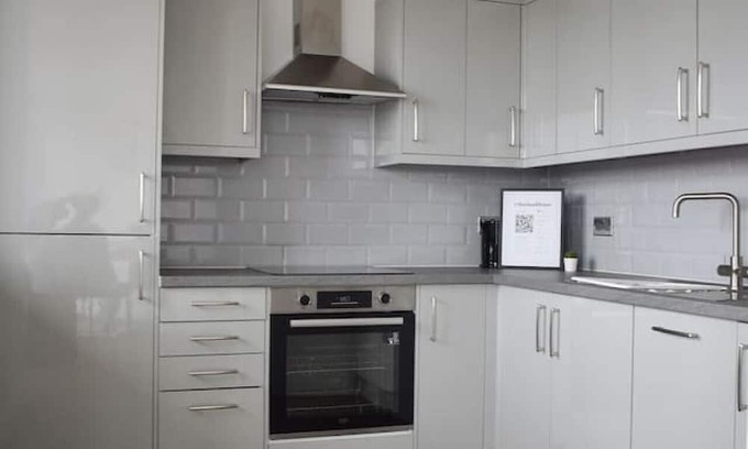 Brentwood Condo | Cozy Two-Bedroom Retreat with Balcony in Brentwood
