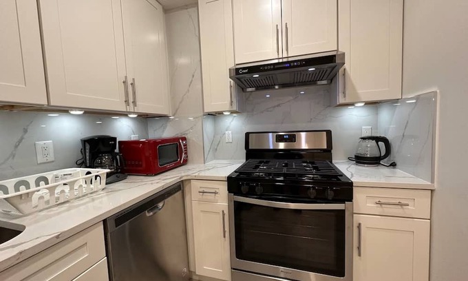Flushing Chinatown Apartment | Modern 1BR Retreat with Wi-Fi & Child-Friendly Amenities
