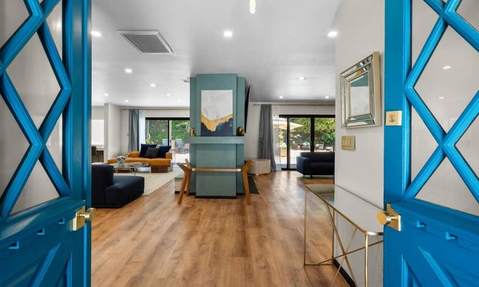 Ladera Heights House | Elegant 3+3 Retreat with Yard, Car & Chef Services