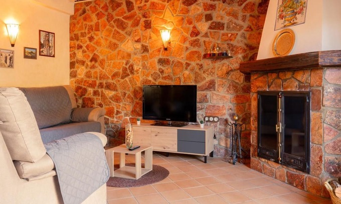 Cuevas del Becerro Apartment | Apartment 'El Pinsapo Casa Rural' with Mountain View, Private Terrace and Air Conditioning