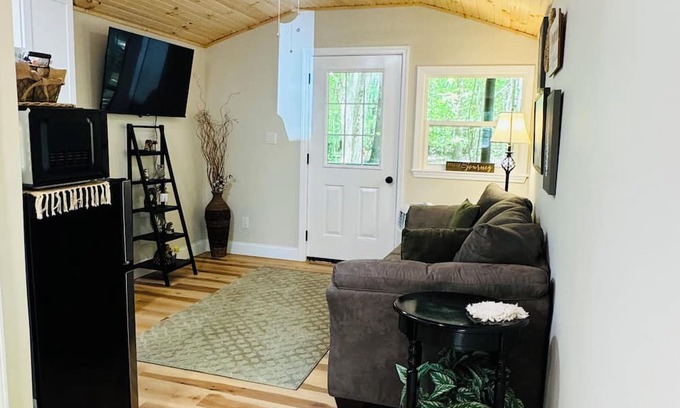 Birch Run Township Cabin | Top-Rated Unit 4 Lodge: Woodsy Retreat with Spa Amenities