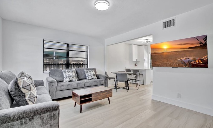Tarpon River House | Convenient Hotel Near Downtown with Family-Friendly Amenities
