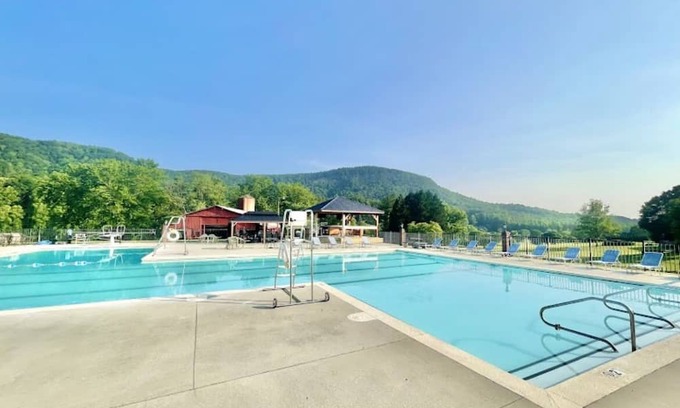 Cedar Rock House | Tranquil Retreat in Golf Community Near Top Attractions