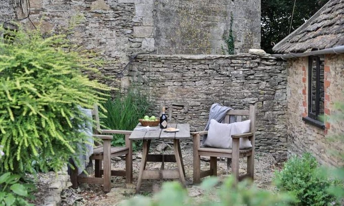 Beverston Cottage | Inviting Beverston Castle Cottage: Pet-Friendly Retreat