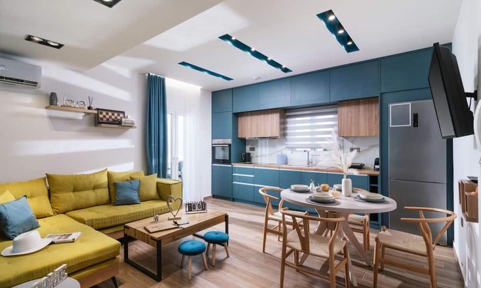 Mires Apartment | Cozy Blue Apartment in the Hill with Breakfast & Kitchen