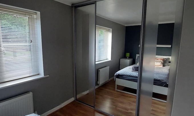 Acresford House | Inviting 2-Bed House with Kitchen and Breakfast in Coventry