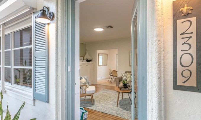 Lauderdale Beach House | Beachside Cottages with Pool, Hot Tub & Pet-Friendly Options