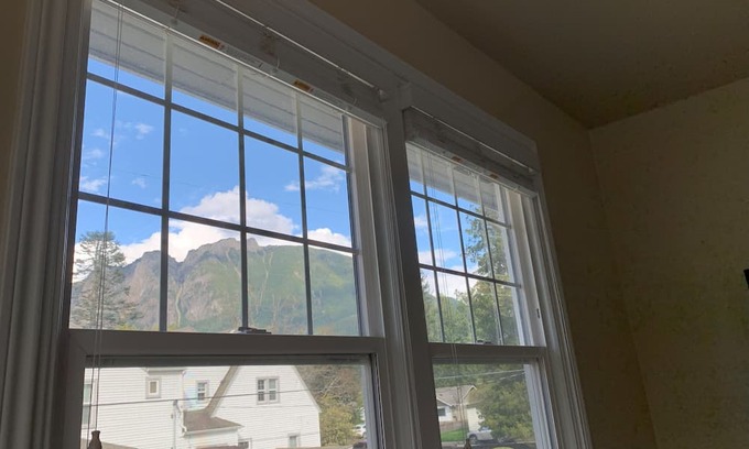 North Bend Apartment | Modern Downtown Retreat: Walkable, Fast WiFi & Spa