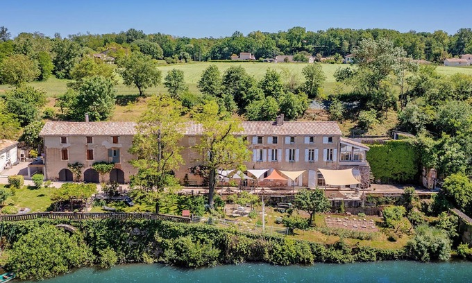 Brens Bed & Breakfast | Delightful Stay at "ô Berges de Brens" with Spa & Breakfast