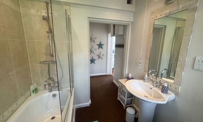 Freefolk House | Cozy Old Post Cottage Annex with Child-Friendly Amenities