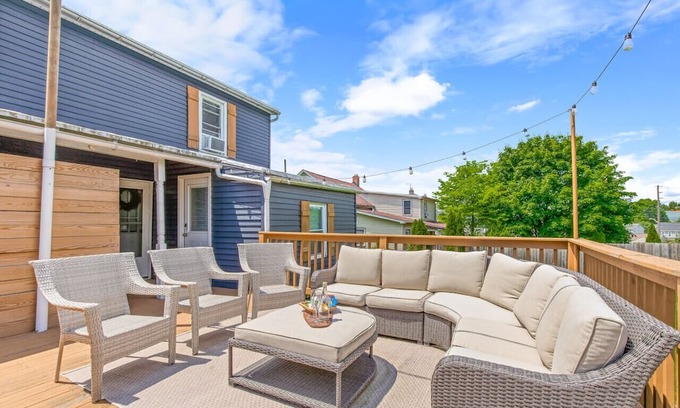 Ephrata House | Spacious 7-Bedroom Retreat with Two Kitchens & Patio