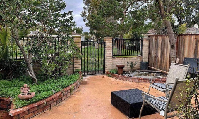 Westpark House | Cozy Backyard Retreat: Family-Friendly 4B3B with Kitchen