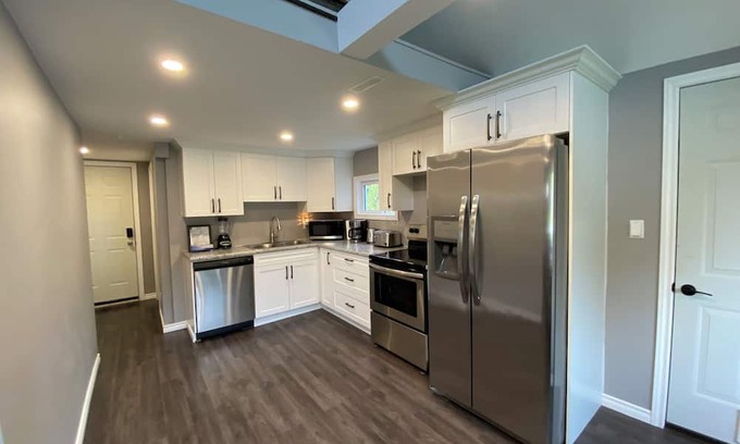 Leamington Cottage | Cozy Retreat by the Lake - Perfect for Birders & Families