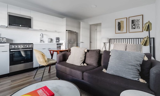 Jack London District Apartment | Stylish Oakland Studio with Pool & Breakfast, by Blueground