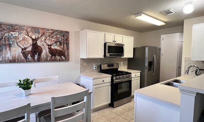 Atascocita House | Cozy Getaway at The Wisteria House - Pet & Child Friendly