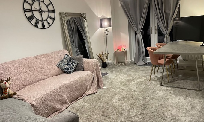 Walsall House | Spacious Home with Garden in Walsall - Pet & Child Friendly