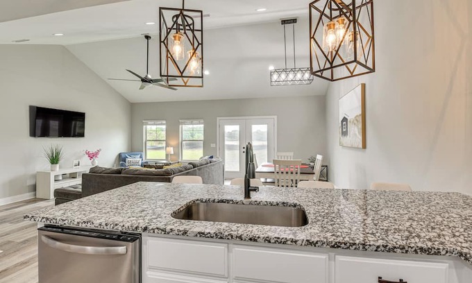 Dothan House | Modern Dothan Retreat with Spa & Kitchen Near Downtown