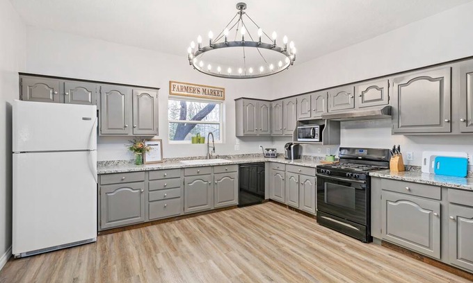 Fairfield House | Cozy Fairfield Park Inn Room #2 with Breakfast Included