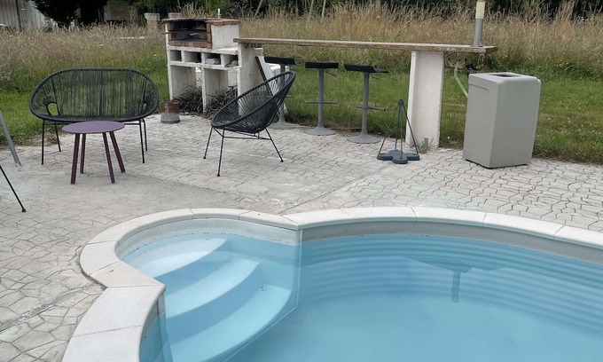 Laruscade House | Family-Friendly Gite les Placottes with Pool Near Bordeaux