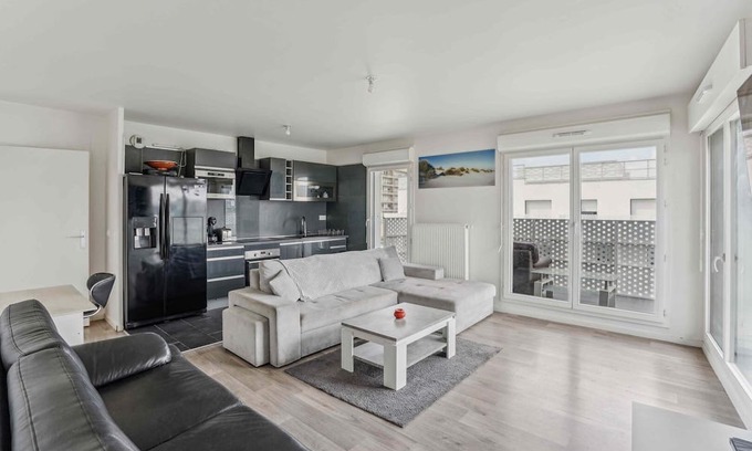 Parc-Nord Apartment | Experience La Vue sur La Défense with Spa and Breakfast