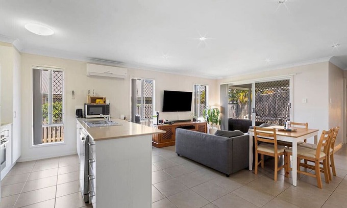 Coomera House | Inviting 5-Bedroom Gold Coast Home Near Freeway & Amenities