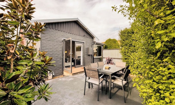Norlane House | Peaceful Getaway: Family and Pet-Friendly Stays Await