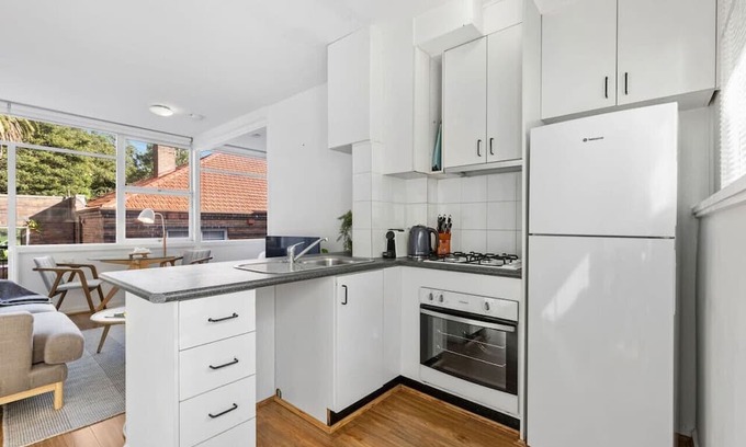 Bellevue Hill Apartment | Cozy 1BR Apartment in Bellevue Hill with Kitchen Access