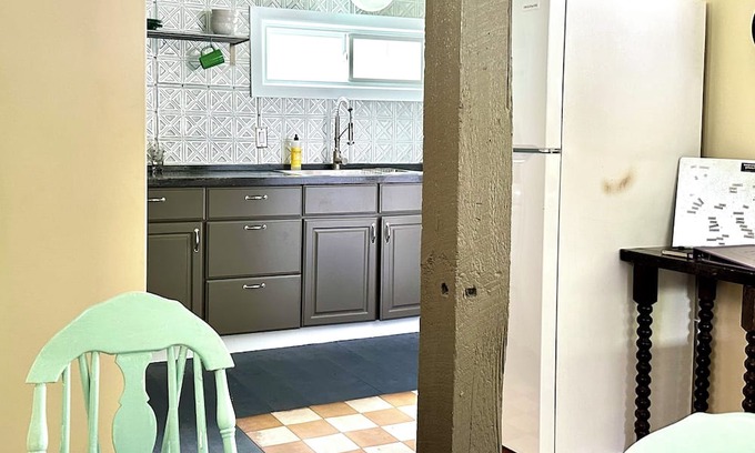 Woodstock Cottage | Woodstock Carriage House: Pet-Friendly & Steps to Town